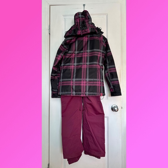 Roxy Ski / Snowboard Suit. Lots of pockets!! Freshly laundered. EUC!! S/F home - Picture 2 of 10